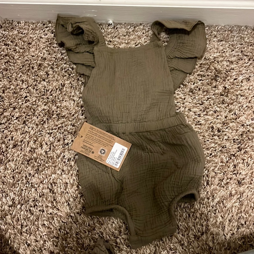 Simple folk adorable ruffle romper